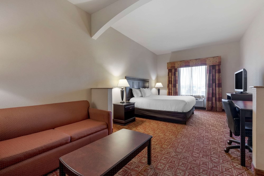 Comfort Inn Suites Denison North Lake Texoma 16/38