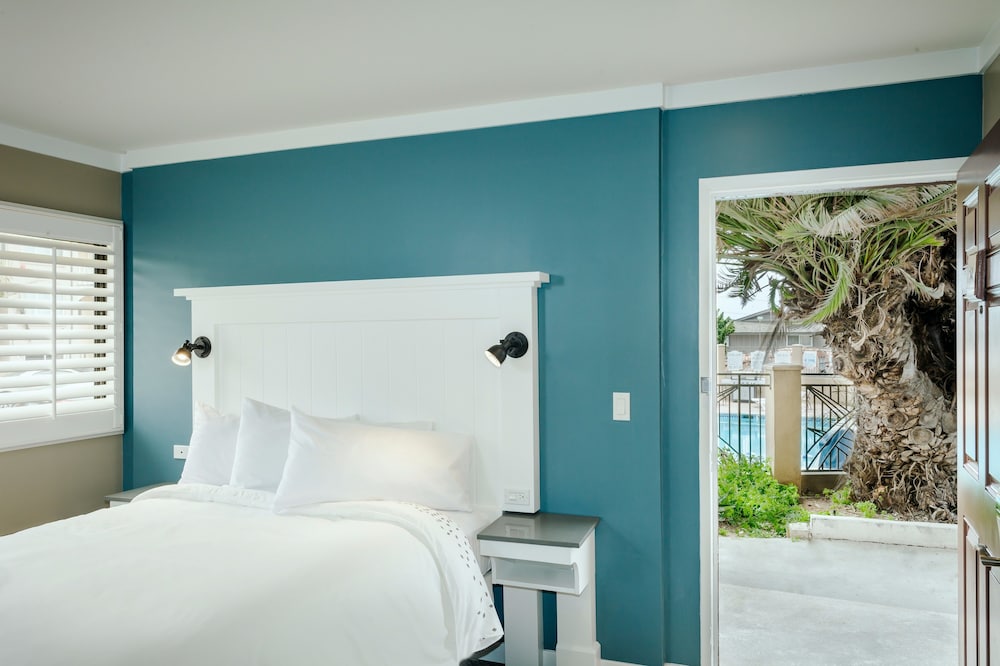 ROOM, QUEEN BED