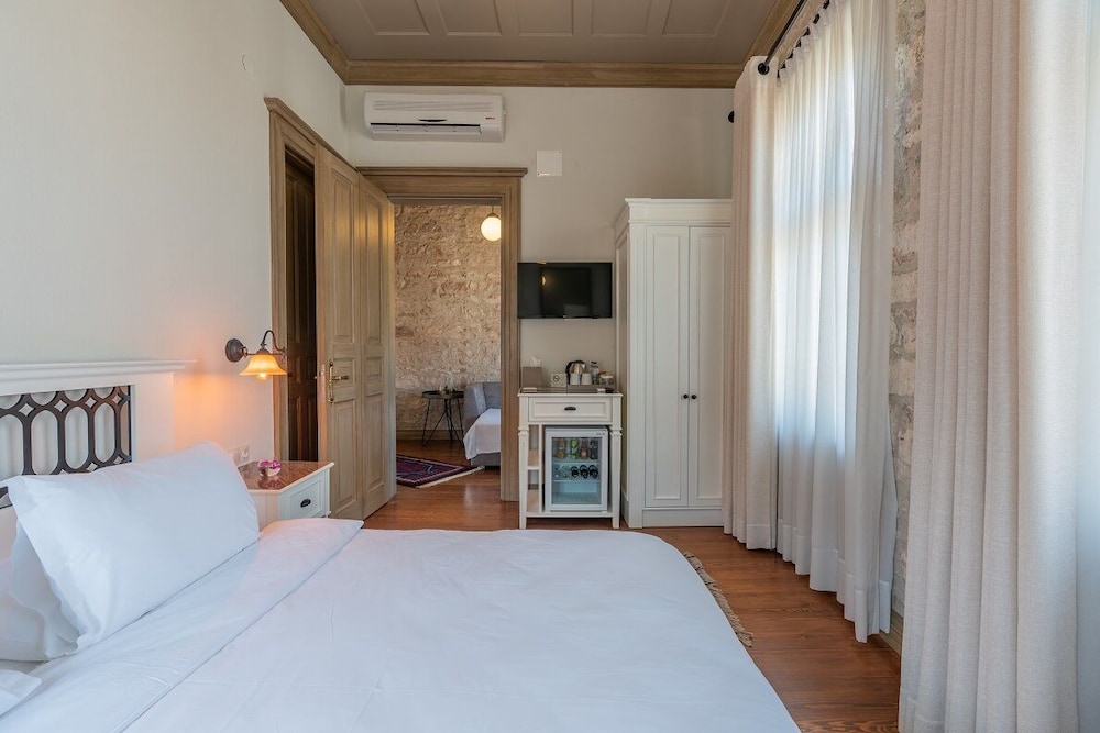 Elia, Suite, Queen Bed, Sofa