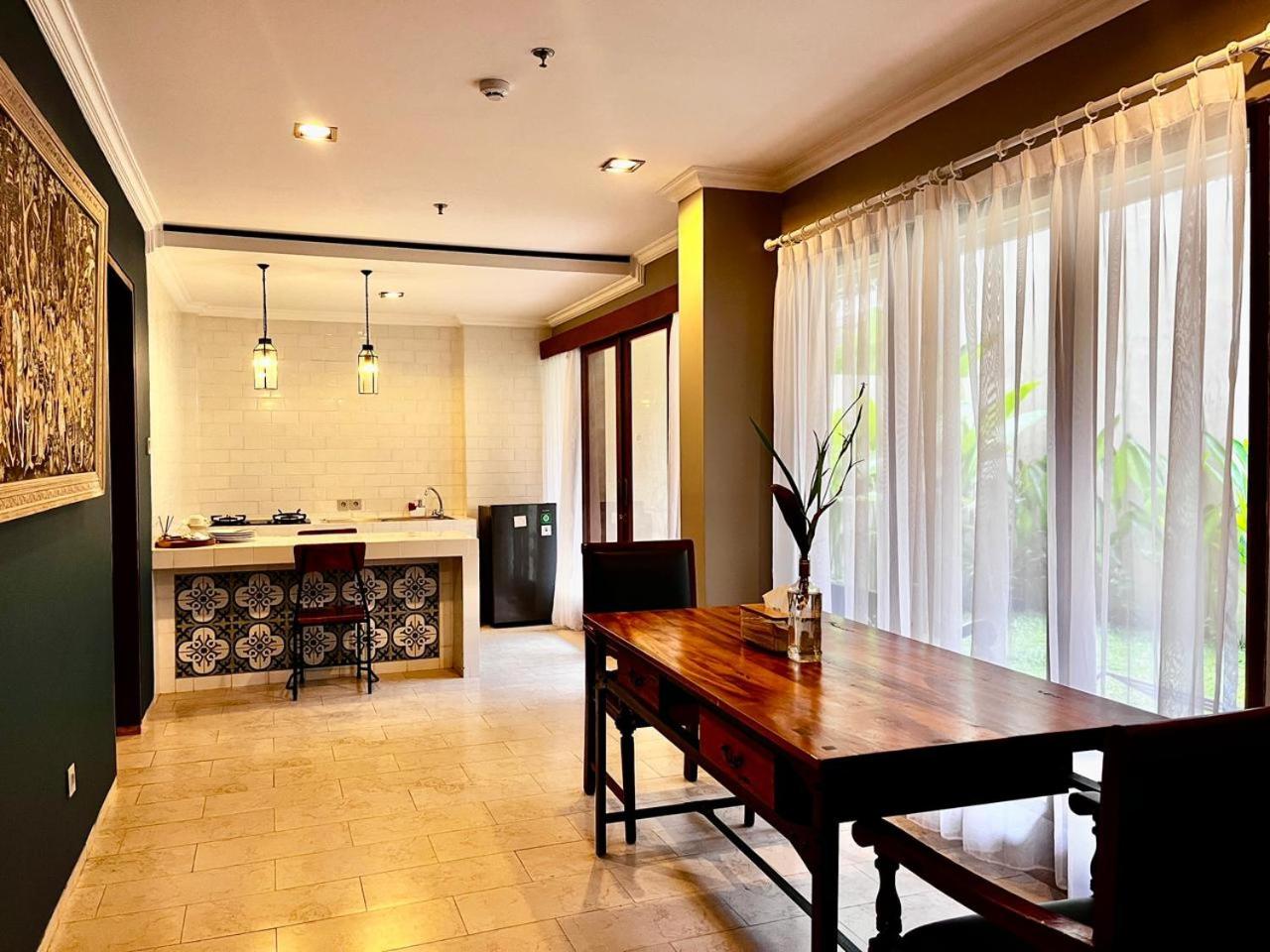 2 Bedrooms, Suite, Private Garden