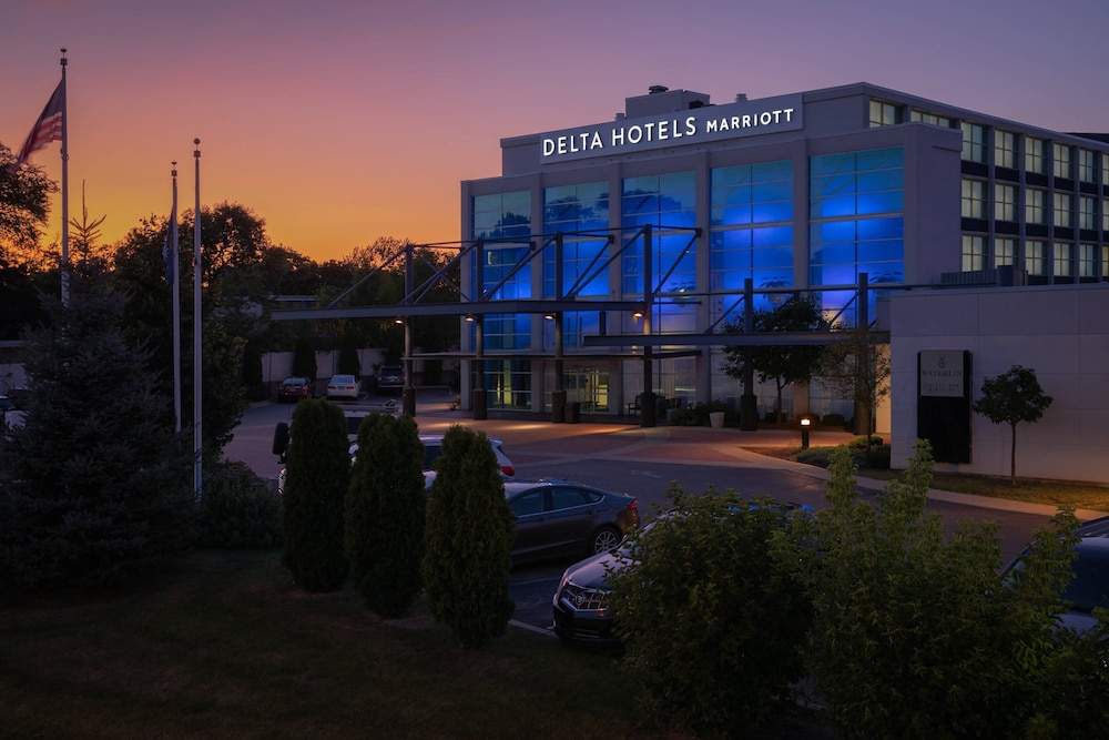 Delta Hotels Milwaukee Northwest 3/35