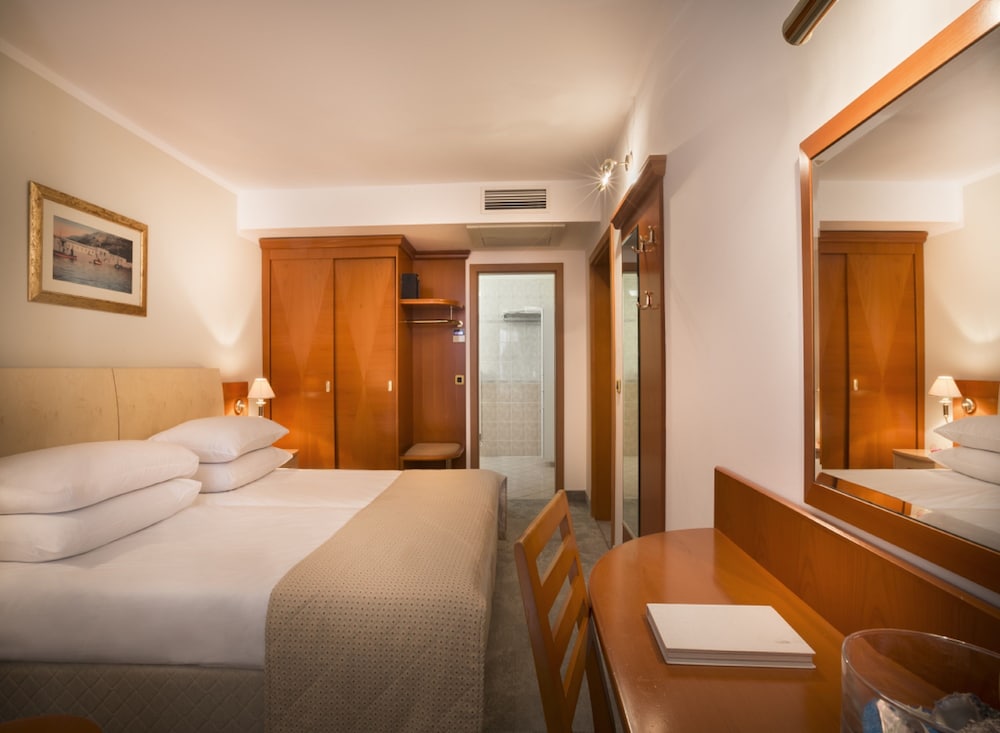 Suite, 2 Double Beds, Sea Side, 2 Sofa