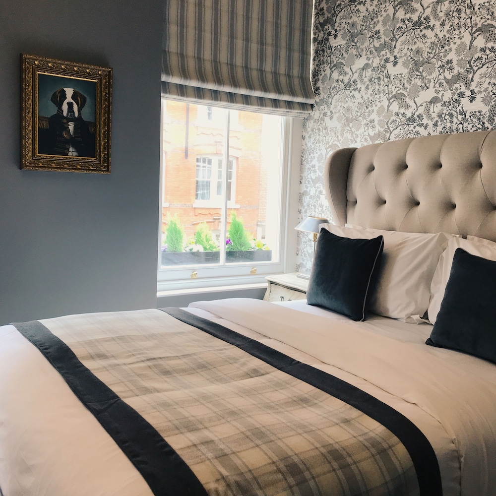 STANDARD, QUEEN BED