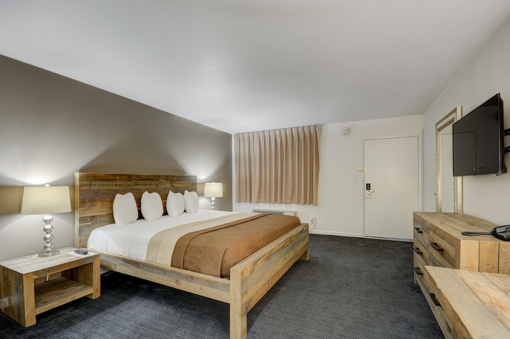 DELUXE, KING BED