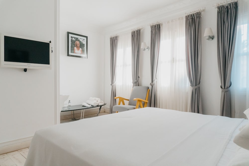 Vintage Hotel 2/50