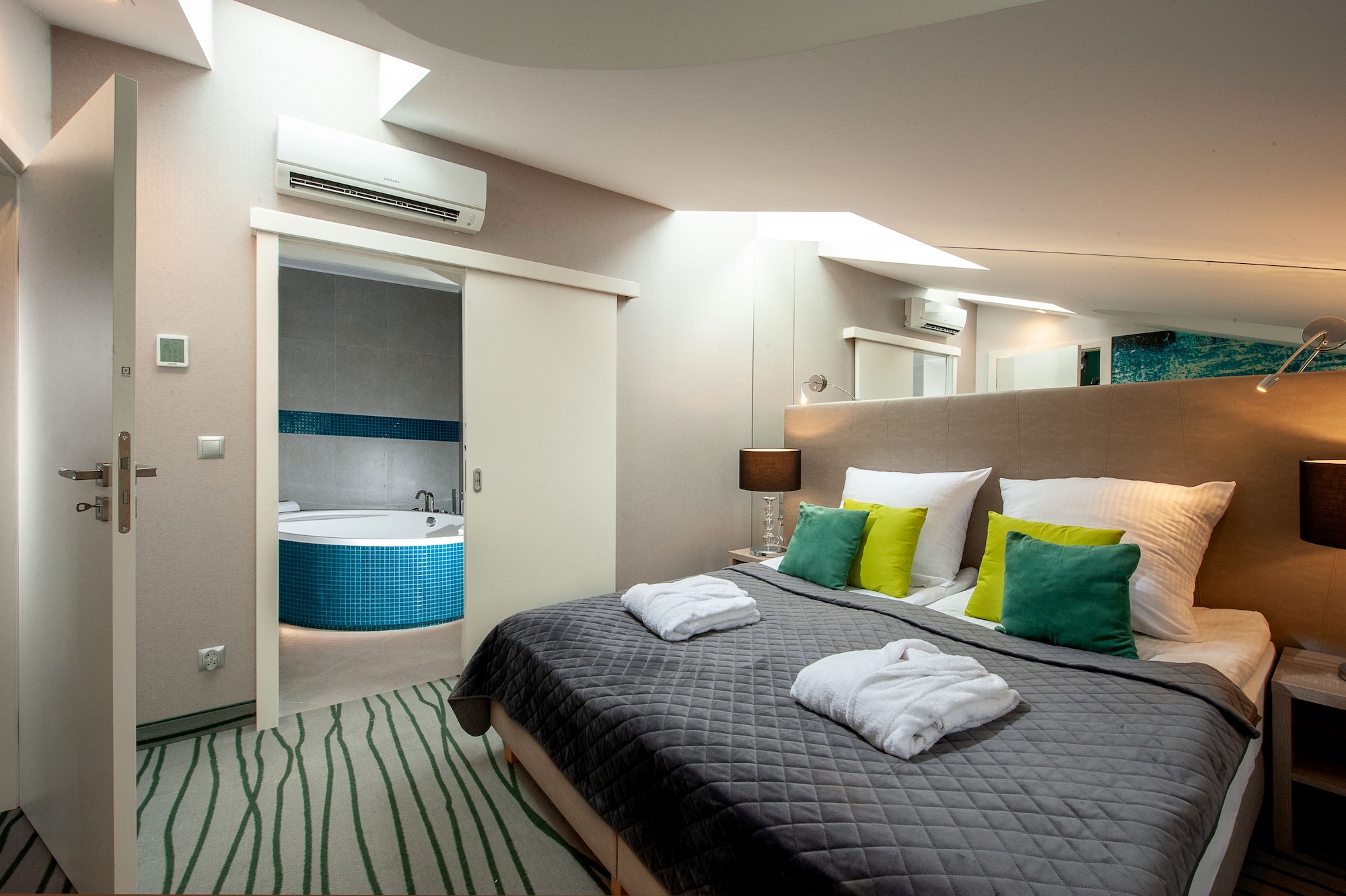 SUITE, QUEEN BED