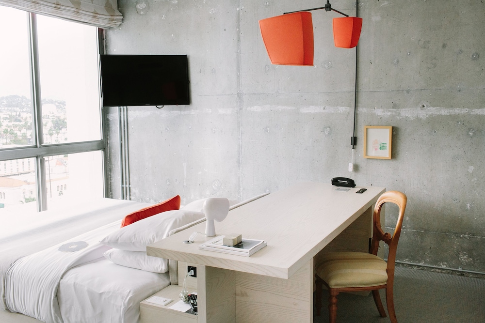 The Line Hotel 42/46