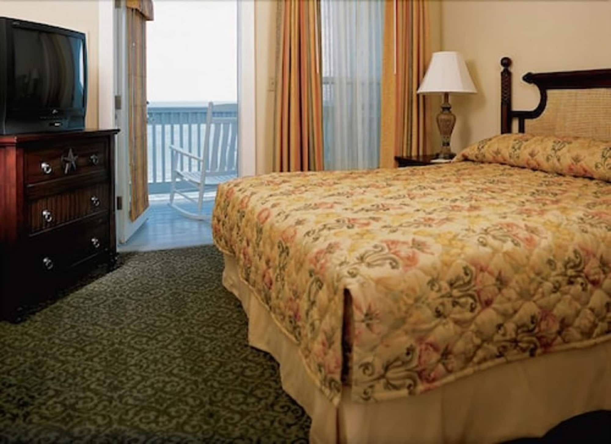Suite, Queen Bed, Pool View, Sofa, Accessible