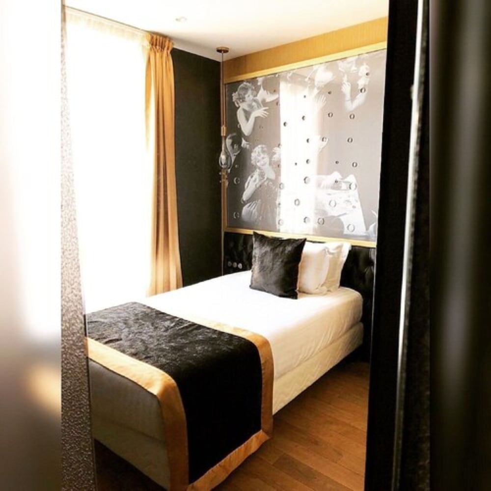 ROOM, SINGLE