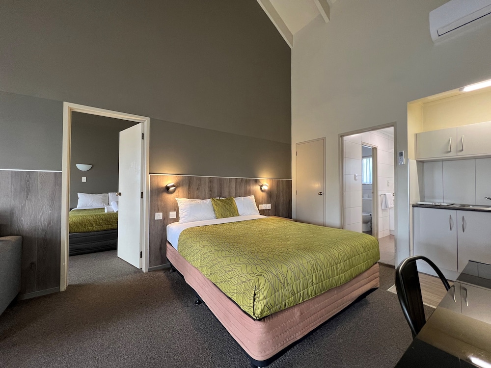 Spa, Family, 2 Queen Beds، Airport Manor Inn 7/10