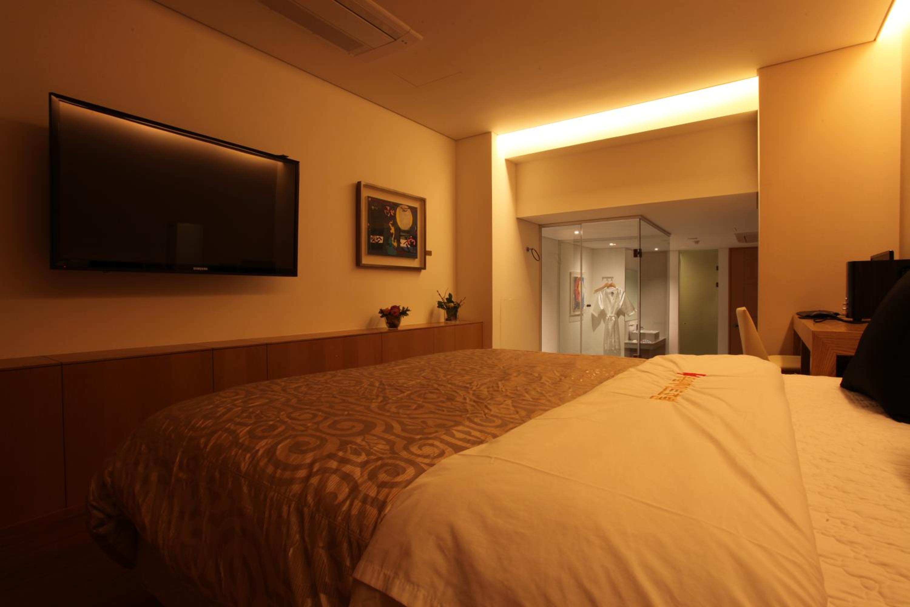 Yuwon Hotel 10/57