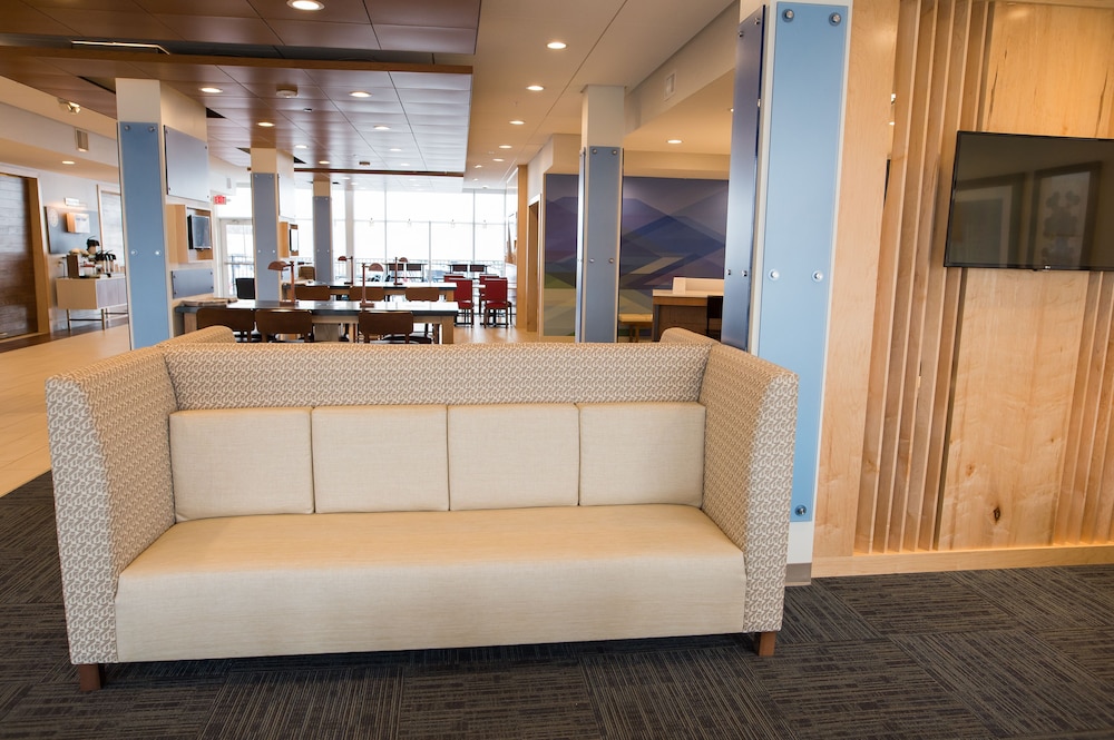 HOLIDAY INN EXPRESS & SUITES MARIETTA 6/35