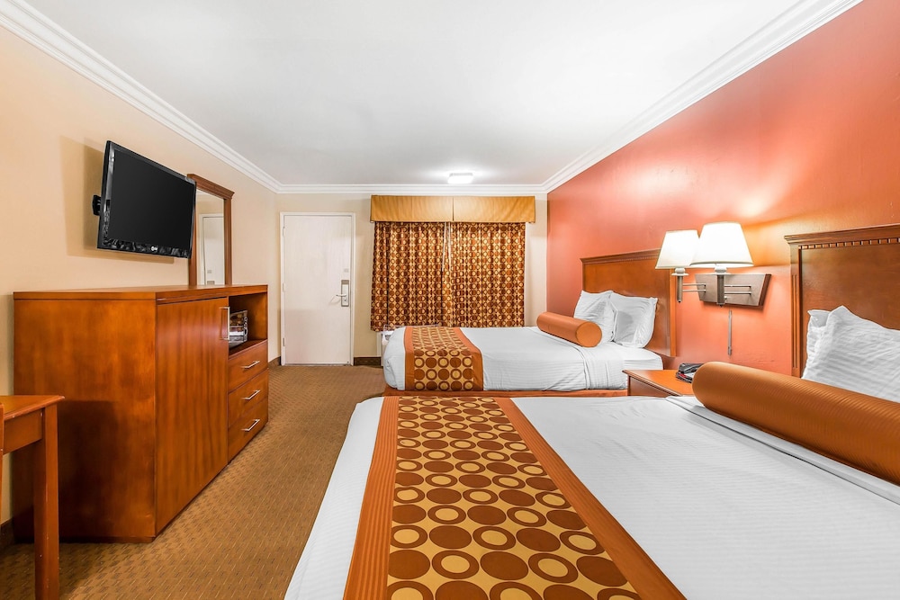 Rodeway Inn & Suites Canyon Lake Menifee West 31/62