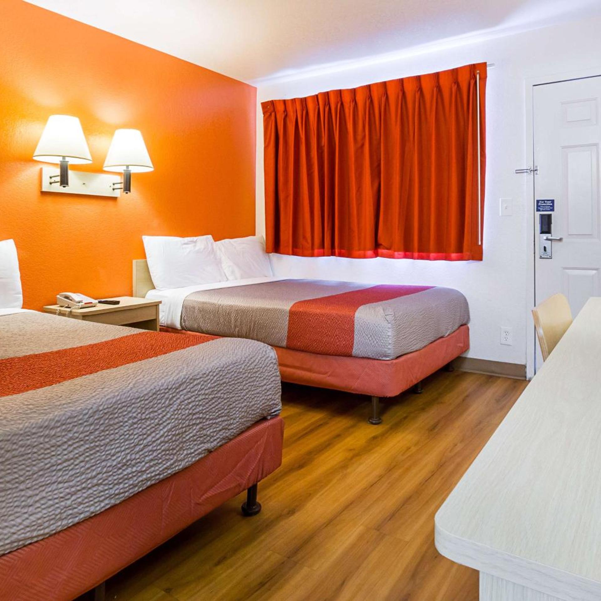 غرفة رباعية بسرير مزدوج، Motel6 Mesa, AZ - North 6/10