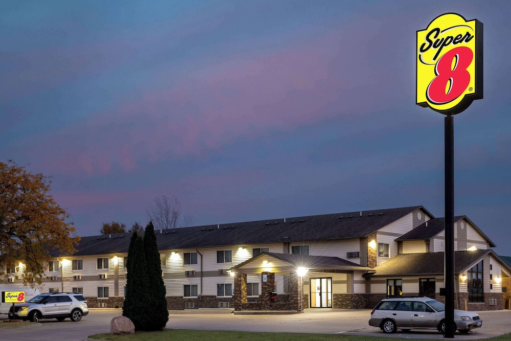 Super 8 by Wyndham Waverly 3/57