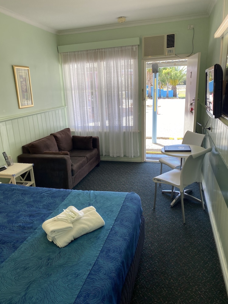 Paddle Steamer Motel 11/41