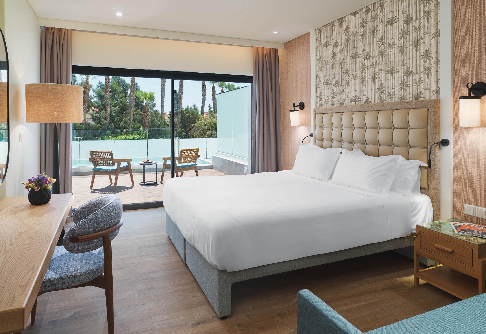 Swim Up, Twin Beds