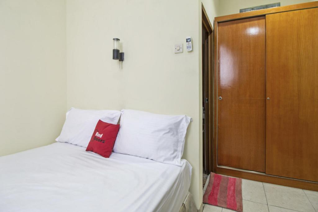 Reddoorz Plus Near Ciputra World Kuningan 2 23/50