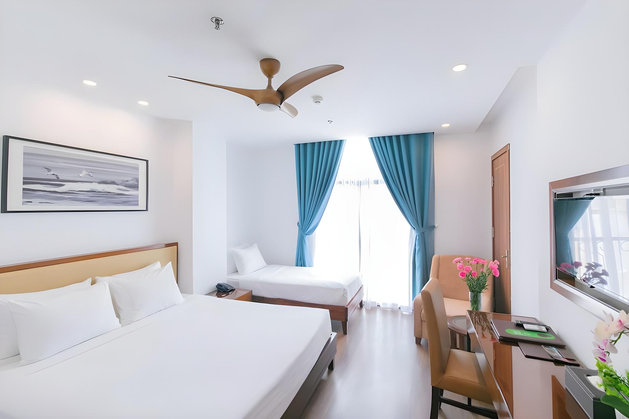 Deluxe, Triple, 2 Double Beds, City View, Pool Access