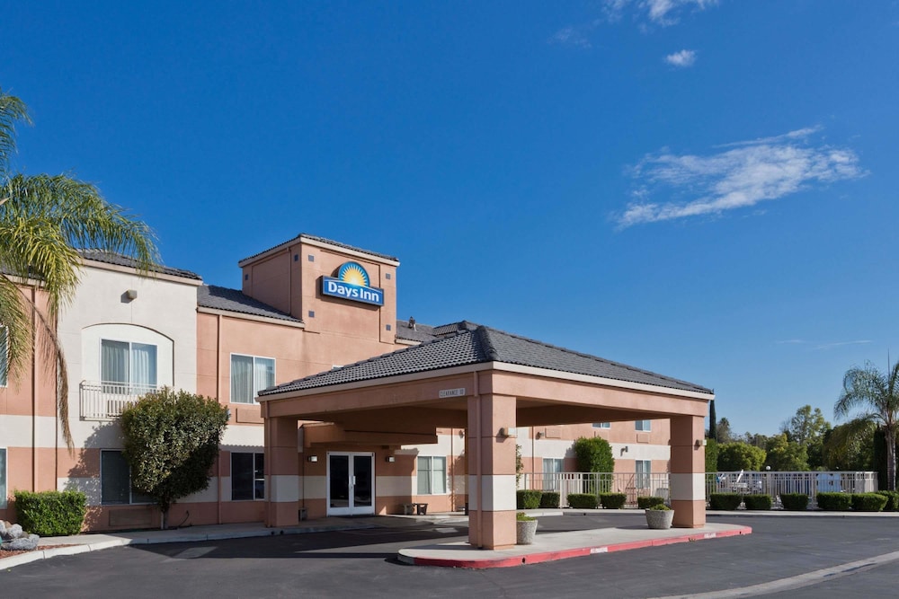 Days Inn by Wyndham Lathrop 2/37
