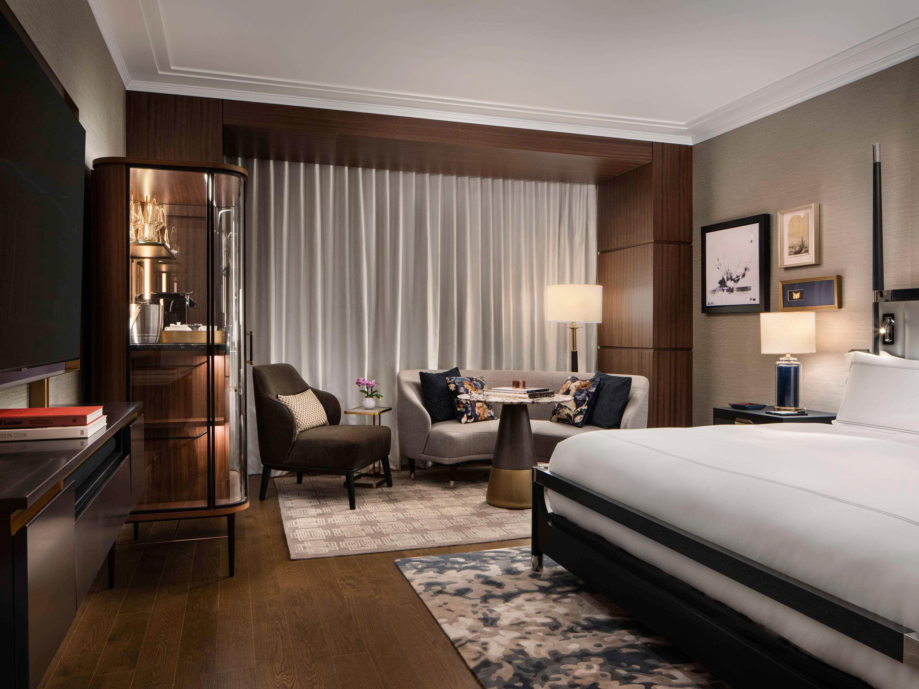Grand, King Bed, Butler, Bathtub