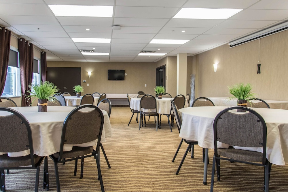 MainStay Suites Winnipeg Airport 30/39