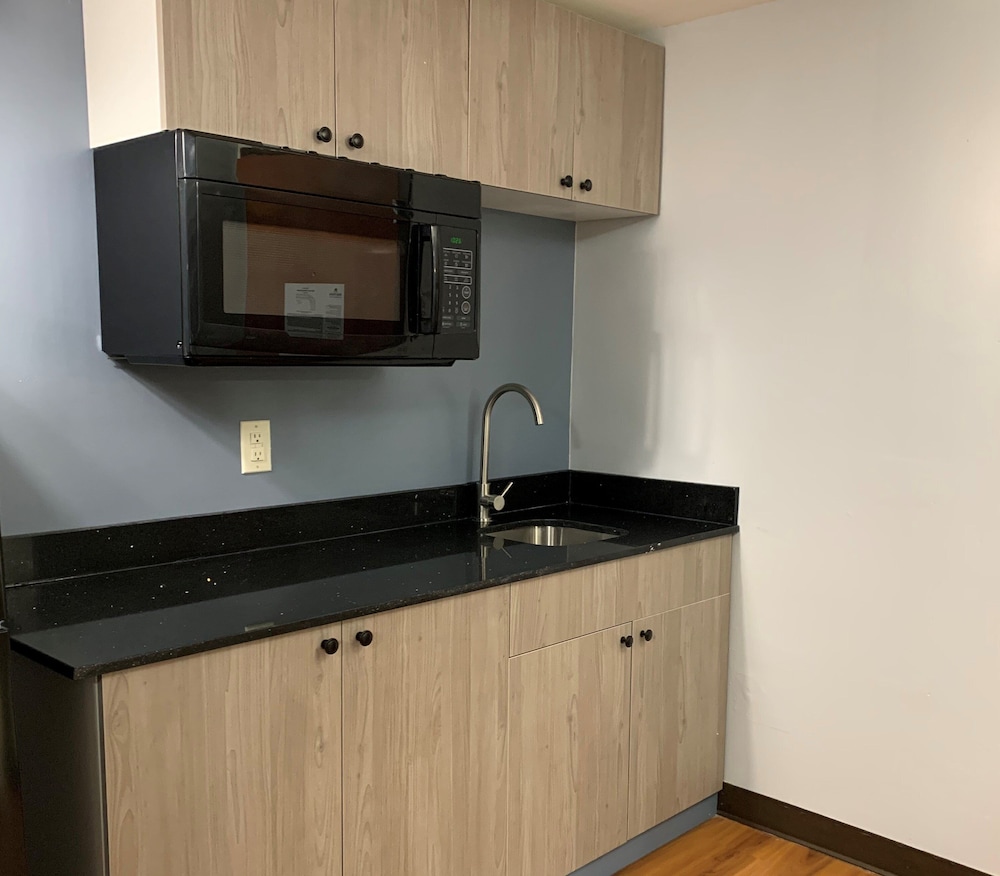 Econo Lodge Inn Suites 25/35