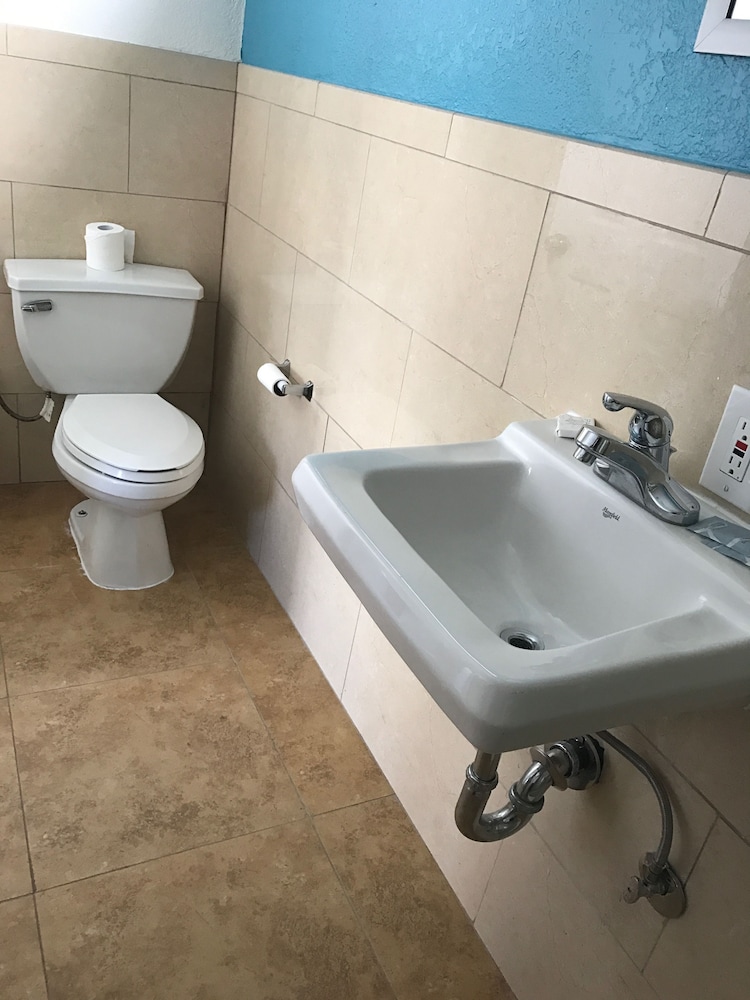 Geneva Motel Daly City 13/25
