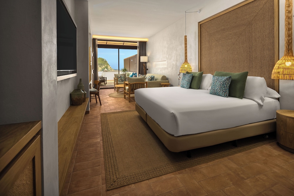 Junior Suite, King Bed, Sea View, with Pool