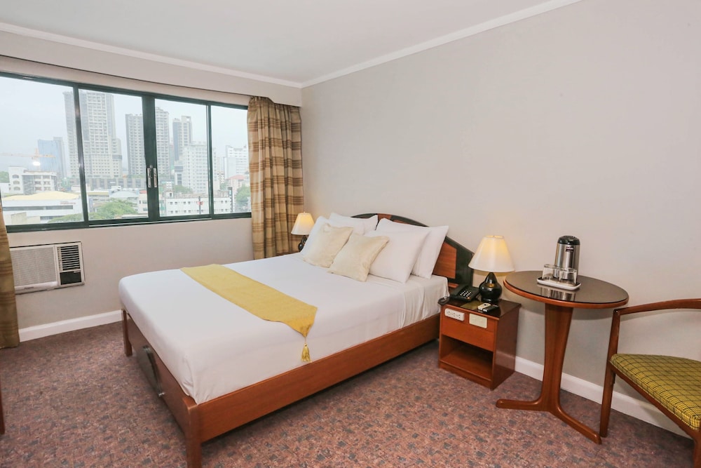 Holiday Plaza Hotel 55/86