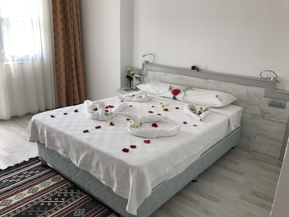 Aymes Hotel 6/23