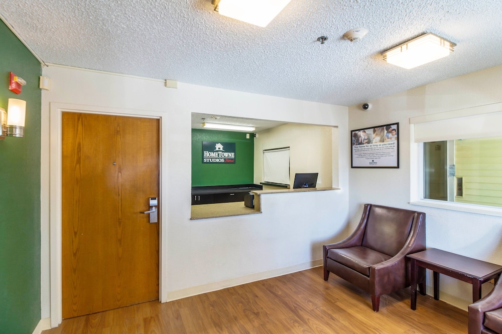 HomeTowne Studios by Red Roof Houston - West Oaks/ Energy Corridor 20/36