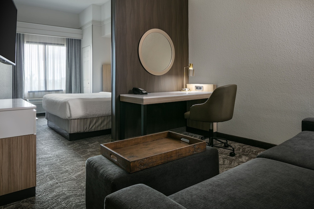 جناح بسرير كينج مع سرير سحّاب إضافي لذوي الإعاقة، Springhill Suites Cheyenne 5/5
