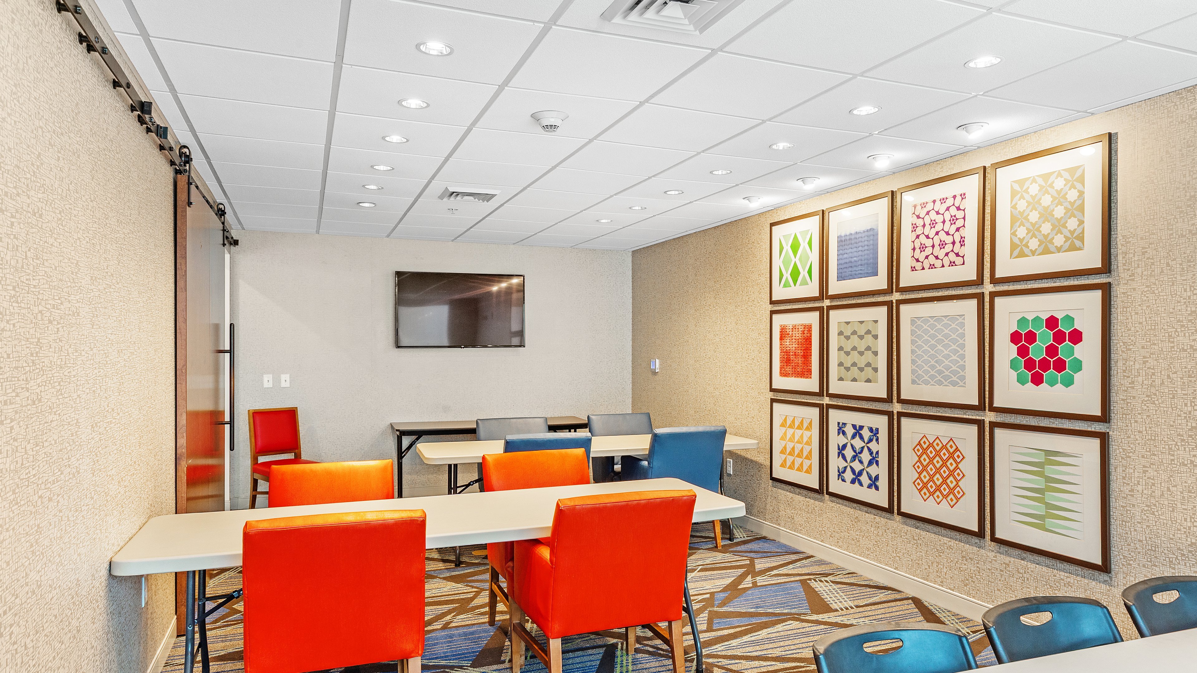 Holiday Inn Express Suites Mobile University Area 30/33