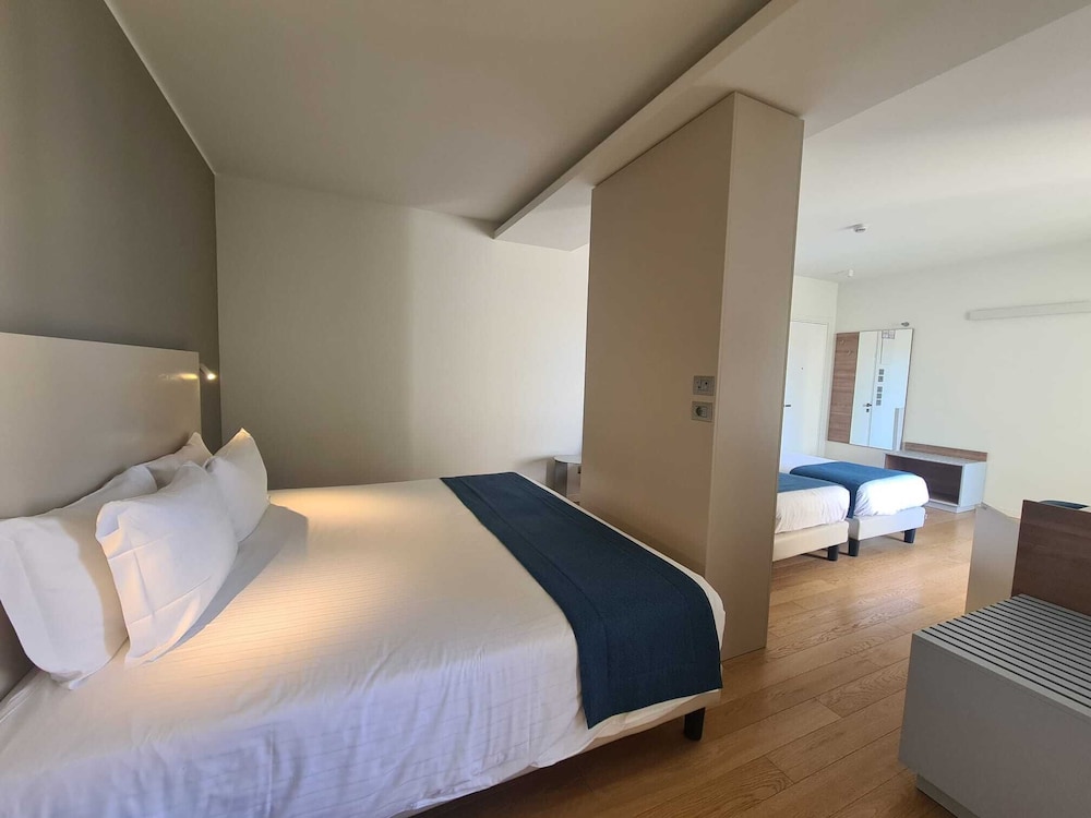 غرفة رباعية بسرير كينج وسريرين منفصلين بإطلالة على الفناء بغرفة نوم واحدة، Hesperia Hotel & Residence 3/8