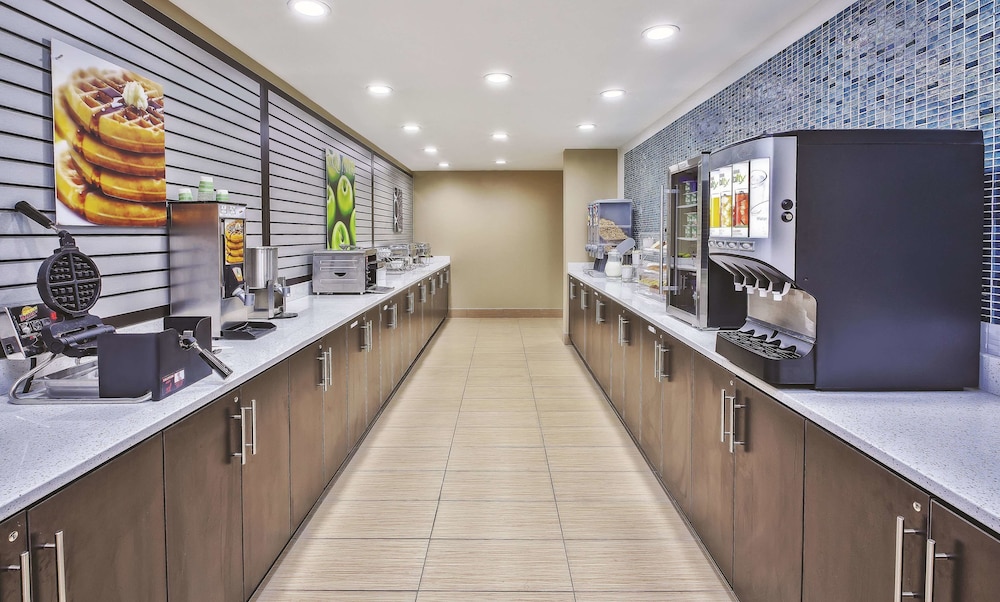 La Quinta Inn And Suites By Wyndham Niagara Falls 23/27
