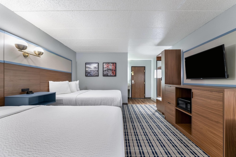 Deluxe, 2 Queen Beds, Pool Side
