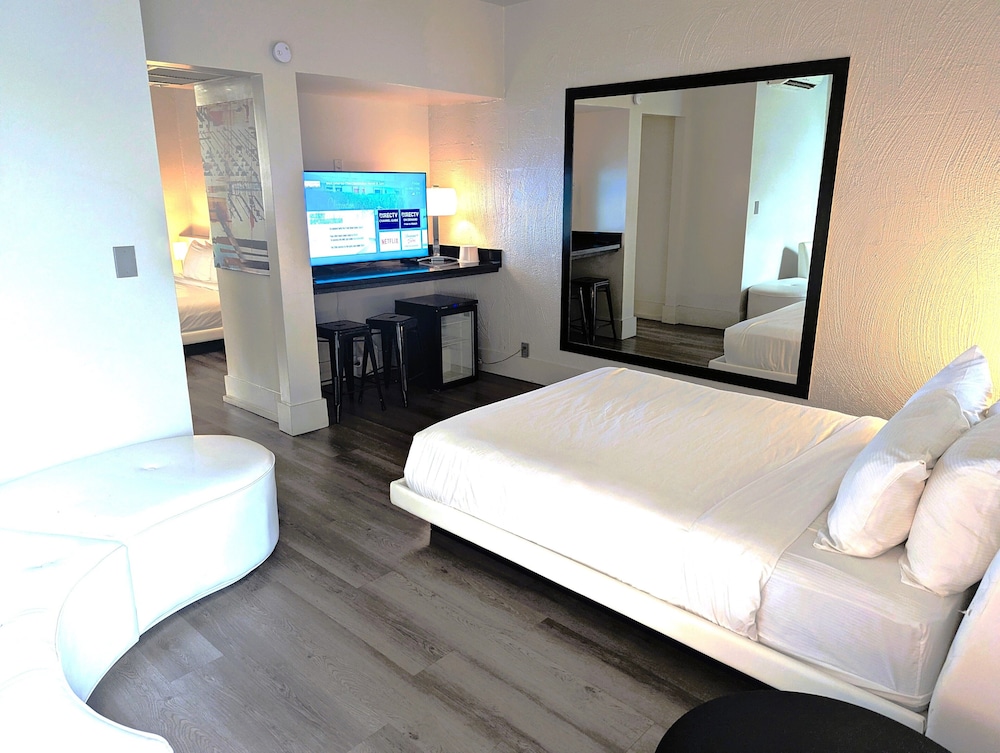 SUITE, MULTIPLE BEDS