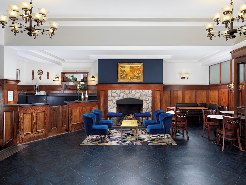 HUNTINGDON MANOR(FORMERLY Huntingdon Hotel & Suites) 8/50