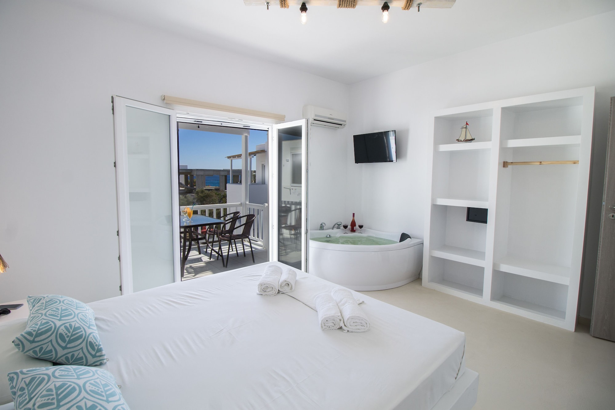 Interior, 1 Bedroom, Apartment, Double and Twin Beds, Outdoor Jetted Tub, Hot Tub