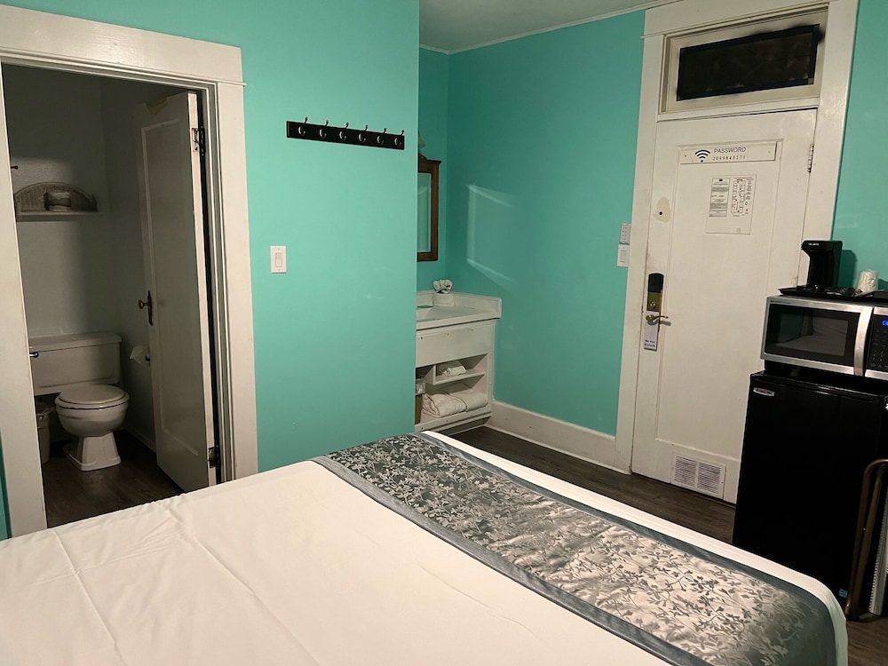 Americas Best Value Inn & Suites Royal Carriage 16/41