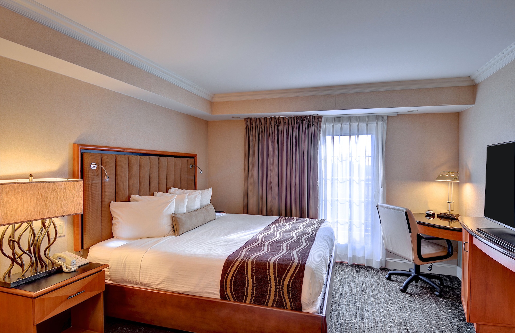 SUITE, KING BED, SOFA