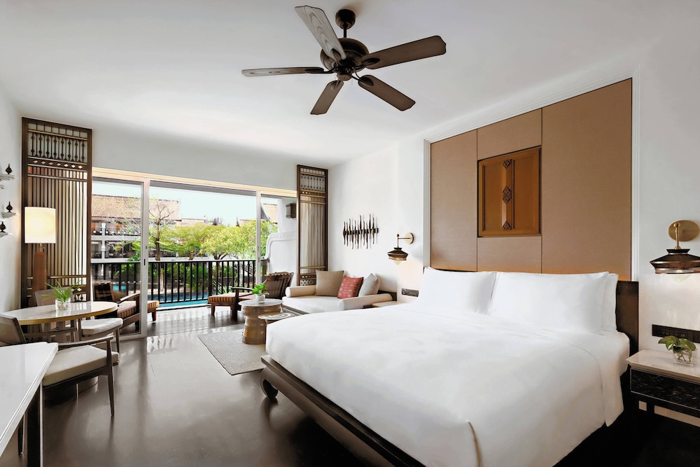DELUXE, KING BED, POOL VIEW, SOFA