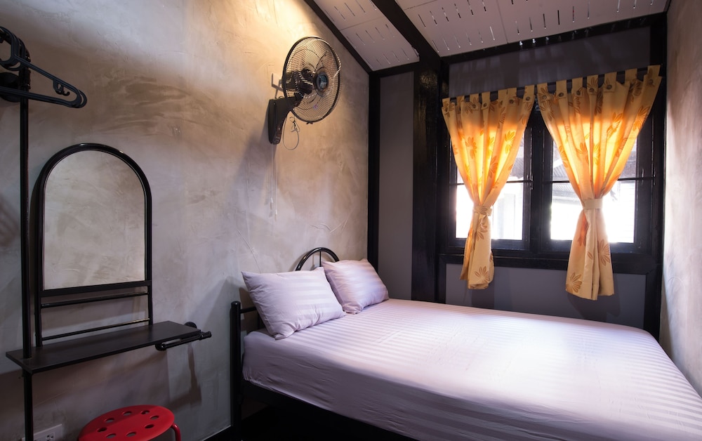 Economy, Double Bed, Shared Bathroom, with Fan