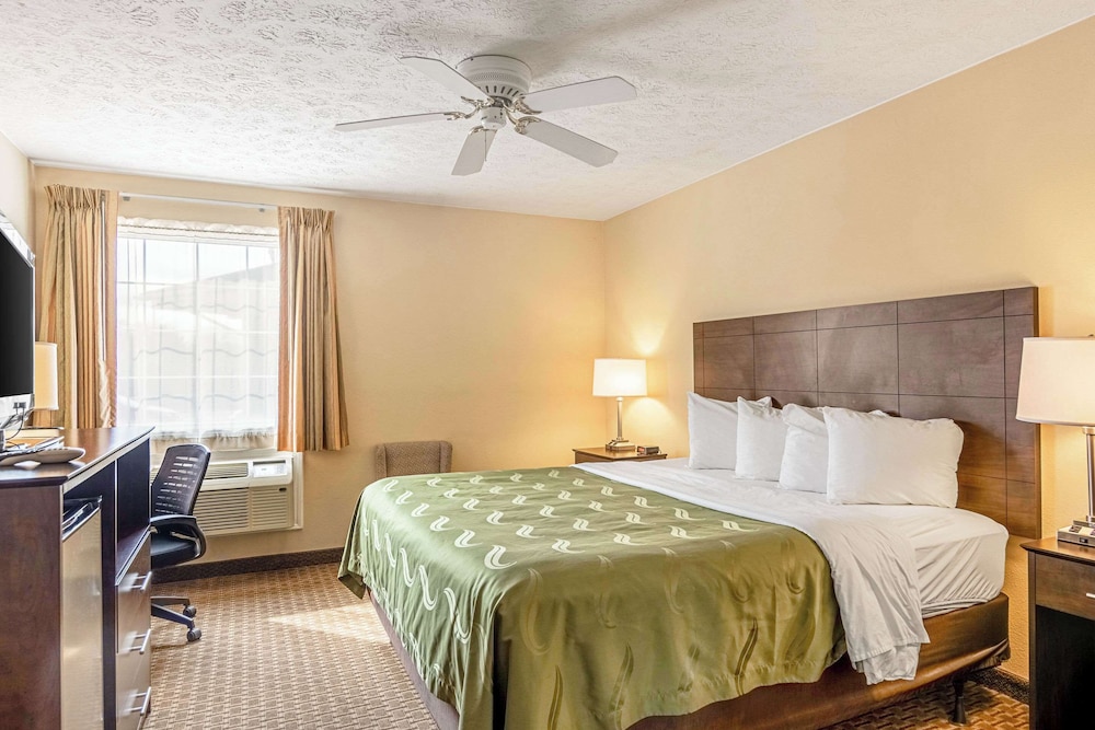غرفة بسرير كينج لذوي الإعاقة، Quality Inn Burkeville Hwy 360 & 460 2/6