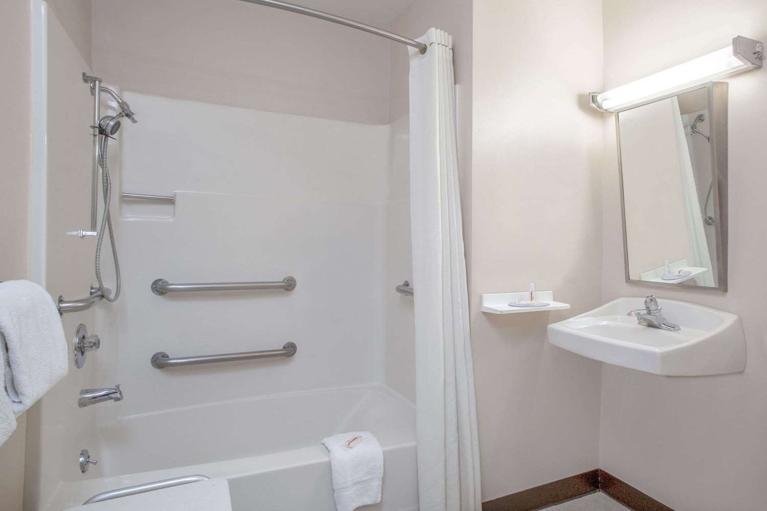 Super 8 By Wyndham Carlisle North 21/21