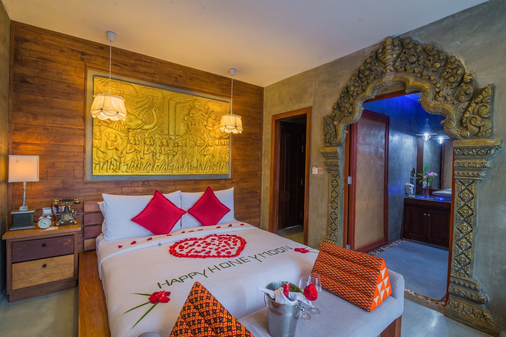 DELUXE, SUITE, KING BED, POOL VIEW