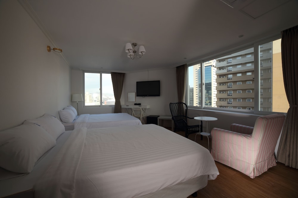 Hillside Hotel 8/43