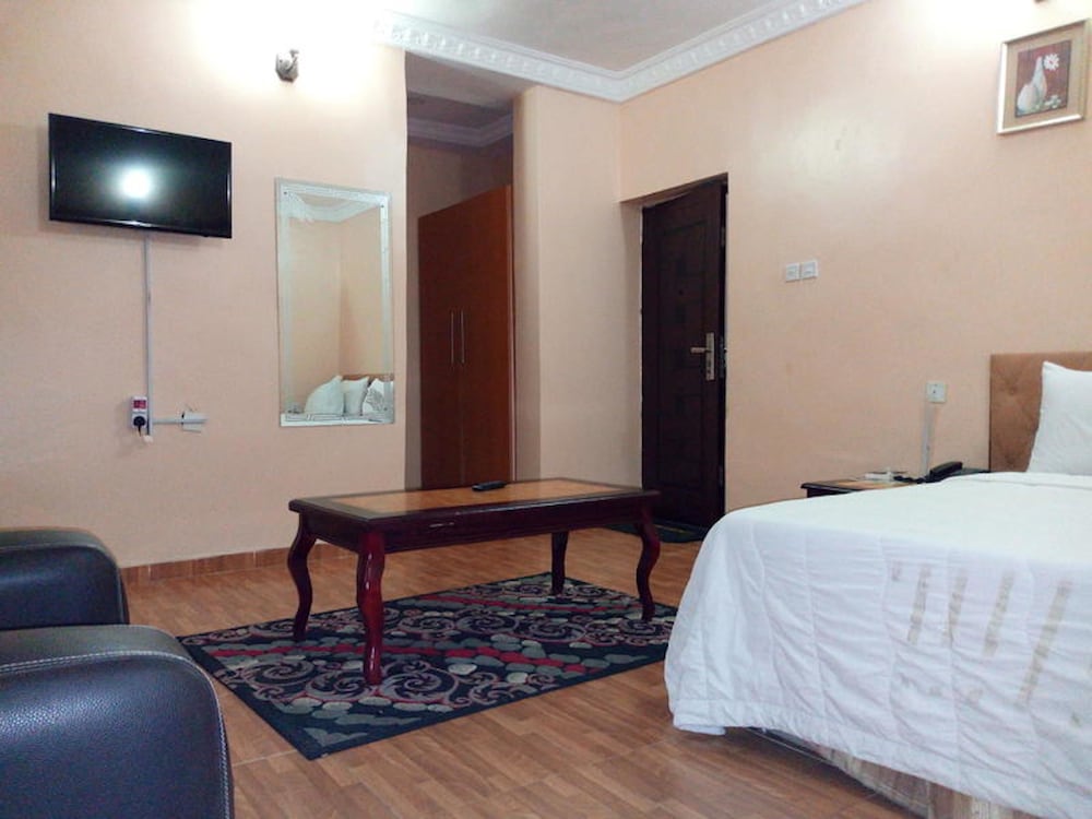 First Laurel Hotel & Suites 16/19
