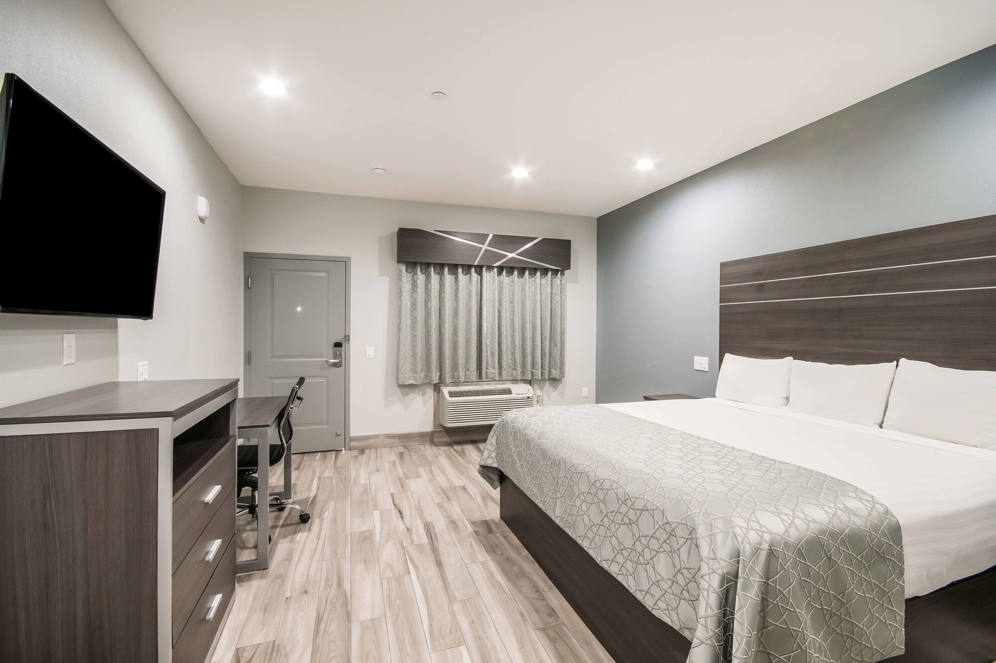 SUITE, KING BED, KITCHENETTE